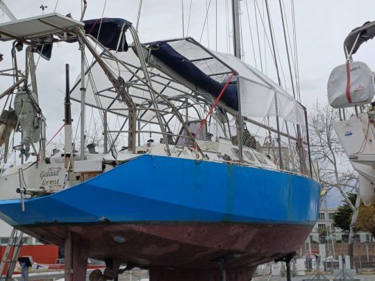 Le gabari en tuyaux PVC abrité de la pluie sous une bâche d'appoint