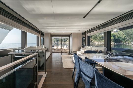 L'aménagement intérieur profite d'une belle luminosité grâce aux vitres latérales