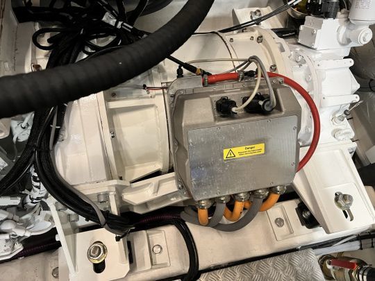 Un gÃ©nÃ©rateur greffÃ© sur l'arbre moteur produit de l'Ã©lectricitÃ© Ã  partir de 900 tr/mn.