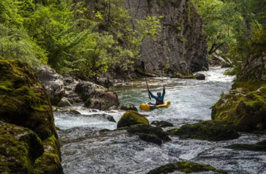 La navigation se fait au cœur des Alpes françaises, dans un cadre exceptionnel, lors du Packraft Festival © Mekong