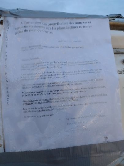 Un avis de passage est fixé sur chaque annexe abandonnée