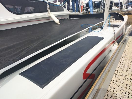 Les flotteurs abritent un grand coffre et des panneaux solaires