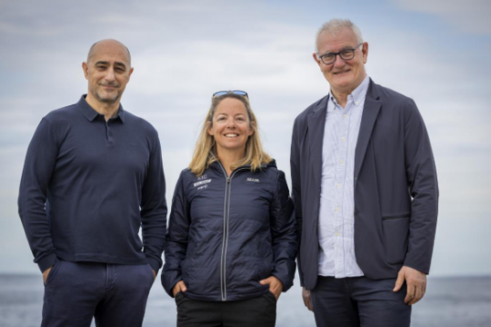 De gauche à droite : Claude Koestner, directeur général du CIC, Alexia Barrier, navigatrice et Daniel Baal, président du CIC - @JM Liot / CIC
