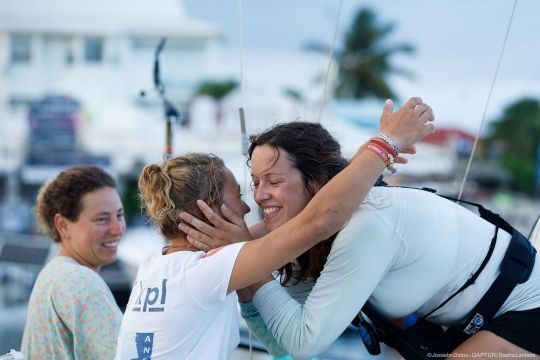 Retrouvailles à l'arrivée de la 2e étape ©Josselin Didou