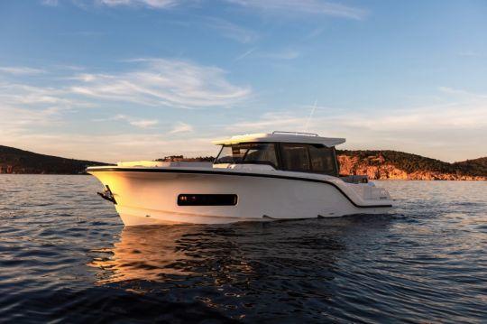 AIATA Wayfinder 38