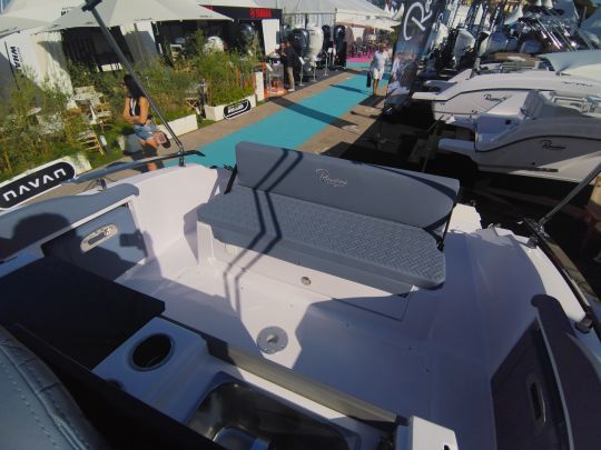 Le cockpit arrière est modulable au choix en bain de soleil ou en table de déjeuner