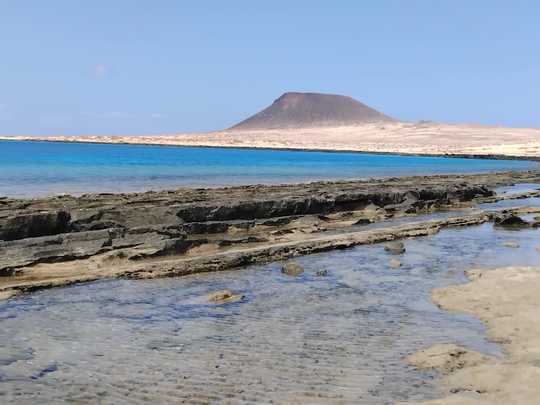 Île à la fois désertique et paradisiaque
