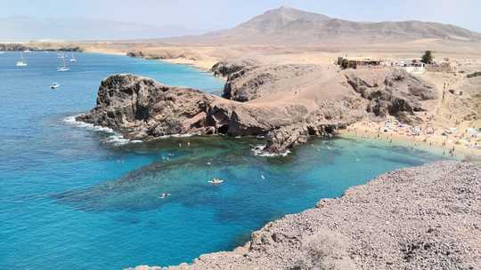L'eau turquoise du mouillage de la playa Papagayo, au Sud de Lanzarote