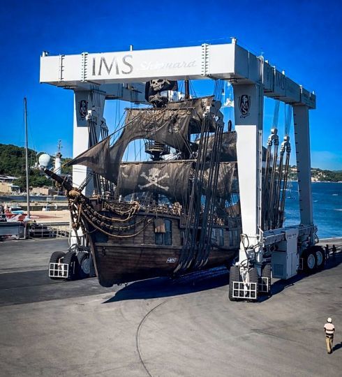 Le bateau de Pirates des Caraïbes en carénage chez IMS