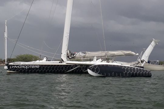 L'Hydroptère abandonné au mouillage dans le Keehi lagoon harbor d'Honolulu ©hydroptere2.0