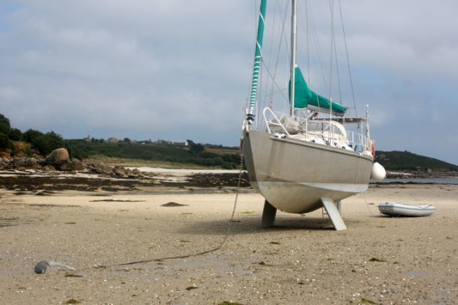 Esta playa, situada en el lado sur de la isla de St Martin aux Scilly, es ideal para varar con tiempo tranquilo.