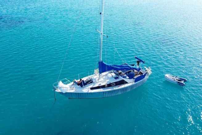 La vida a bordo de un velero anclado