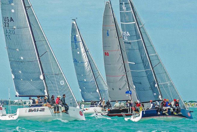 J88 navegando contra el viento en una regata