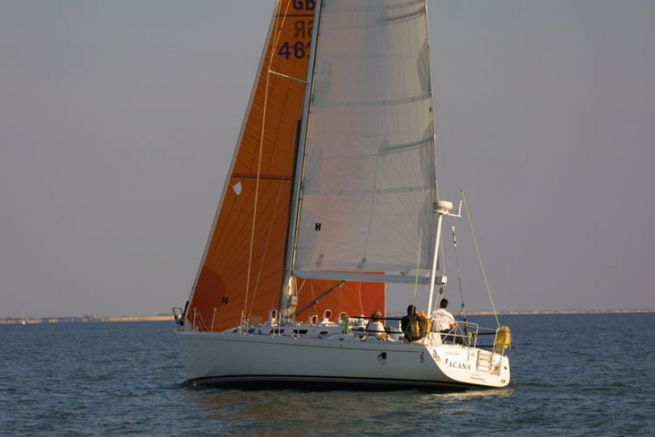 Un velero consigue navegar contra el viento