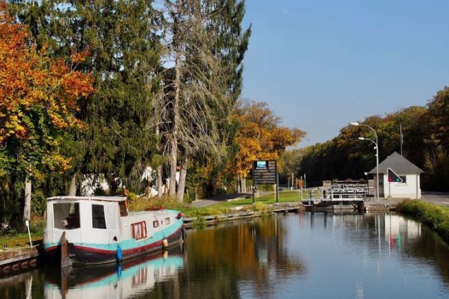 Un canal dorado con colores otoales