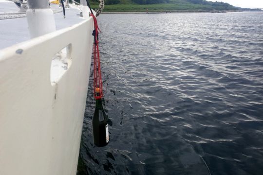 El nudo de la botella para refrescar con seguridad una bebida