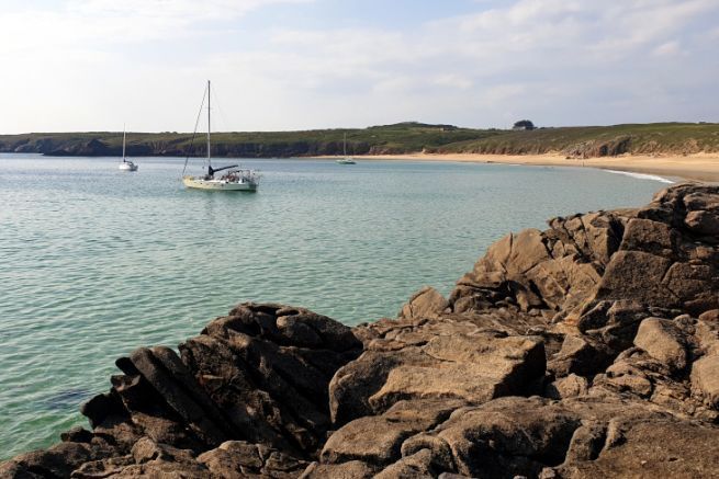 El velero Arthur anclado en la isla de Houat