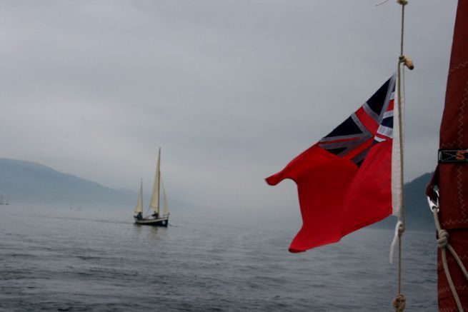 Remar con niebla en el Lago Ness en la SailCaledonia 2018