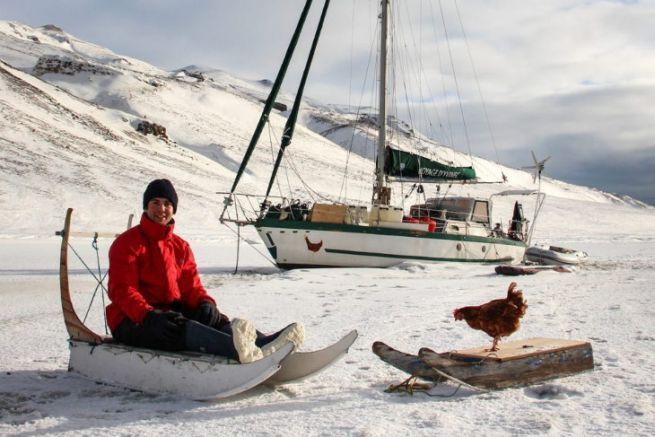 Guirec Soude en invierno con su gallina