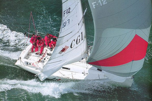 Un Figaro 1 a toda vela con spinnaker a unos 90'