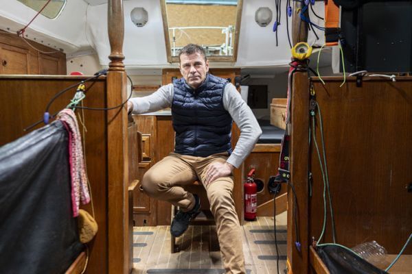 Damien Guillou en el descenso de su Rustler 36