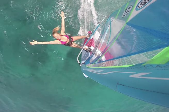 Sarah en una sesin de windsurf