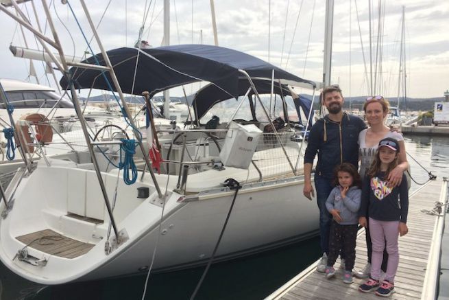 Navegando por Kalispera: Una familia reunida alrededor del mundo en un velero de 45 pies Arnaud, Melanie, Lisa y Lou frente a Kalispera..