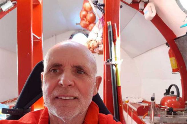 Jean-Jacques Savin, de 72 aos, se embarc en una carrera transatlntica de 3 meses, a la deriva en un barril