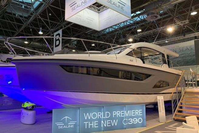 Sealine C390, luminosidad y descompartimentación de los espacios El Sealine C390