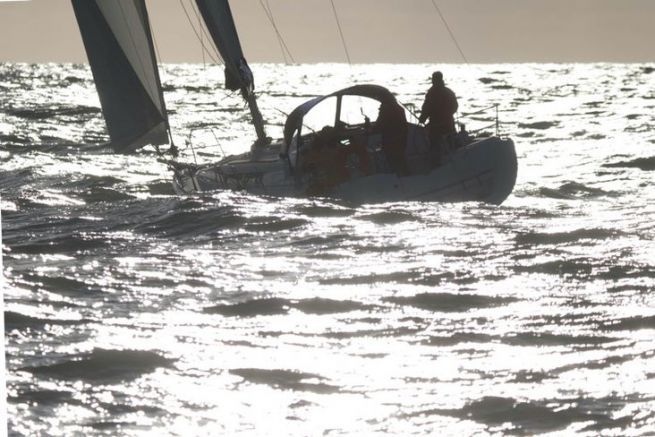 Cmo puedo evitar trasluchar durante las largas travesas a favor del viento cuando estoy navegando?