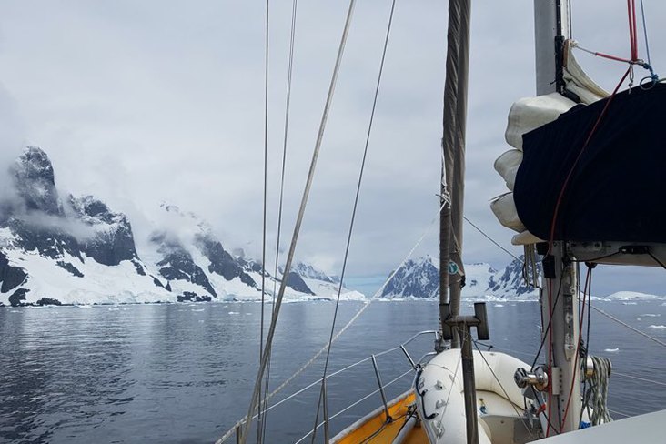 Aventuras y desventuras en la Antrtida en el hielo, viva un grueso casco de acero!