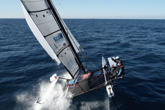 Figura de estilo en un catamarán deportivo para la familia Bourgnon