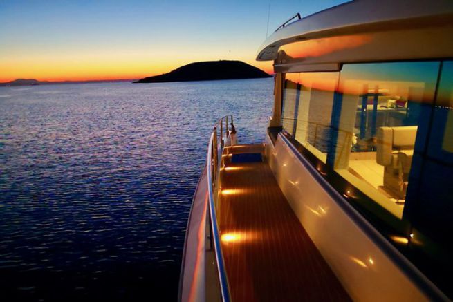 Alojamiento y vida a bordo de Silent Yachts 55 E-power+, todo el confort de un yate de lujo
