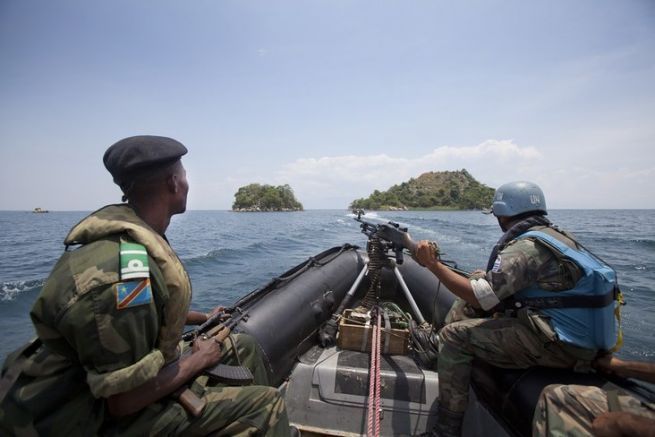 Un miembro de la MONUSCO y un soldado del Ejrcito Nacional Congoleo (FARDC) patrullan en el lago Tanganica