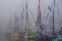Los barcos en la salida de la Vendée Globe 2020 entre la niebla
