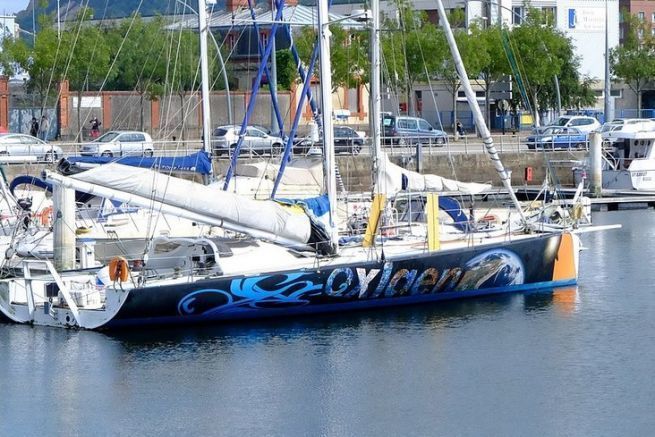 El ex-Geodis, antiguo ganador de la Vendée Globe, abandonado en el puerto de Cherburgo