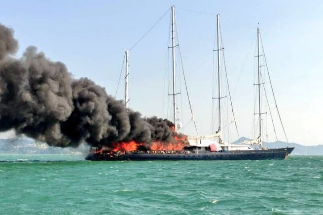El Phocea, antiguo barco de Bernard Tapie, víctima de un incendio en Malasia Phocea on Fire