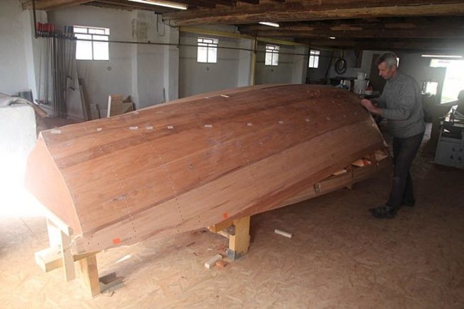 MV-Boat, una construcción naval en madera barnizada con epoxi