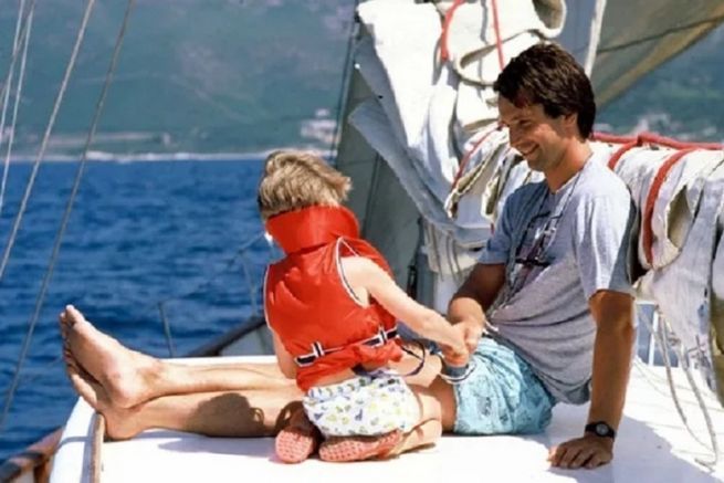 Thierry Lhermitte con su familia a bordo de su Oceanis 430