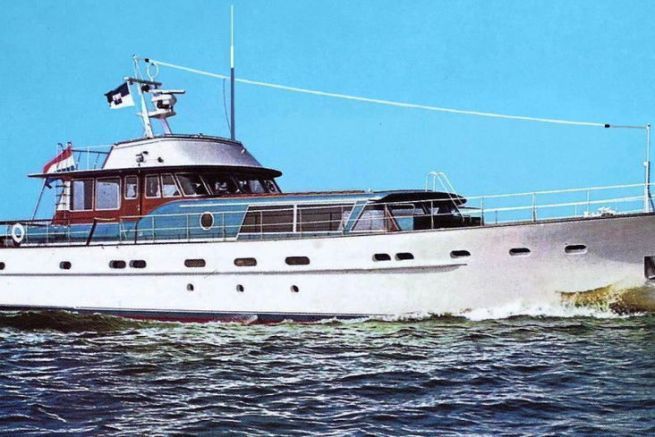 Yate, barco de recreo con antena VHF y con antena MF HF