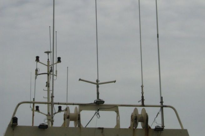 Antenas en el techo de un barco