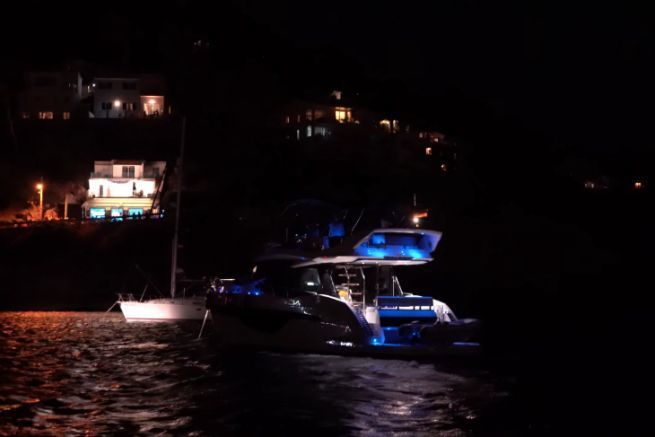 Nomad Citizen Sailing ayuda a una embarcacin en peligro anclada