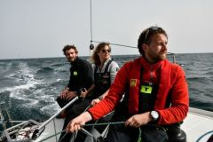De izquierda a derecha, los 3 navegantes de Frrots Sailing: Julien Letissier, Thas Le Cam y Valentin Nol