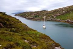 La grieta entre las dos islas mayores de Crowlin ofrece algunos buenos fondeaderos protegidos.