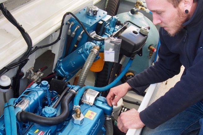 Cómo purgar el sistema de combustible del motor diesel de su barco