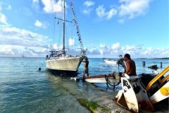 Preparando un velero para un viaje en el fondo de un atoln de la Polinesia