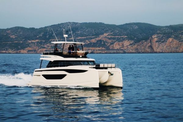 Prueba del Prestige M48, un catamarn a motor para navegar en familia