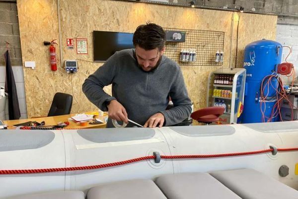 L'Atelier du semi-rigide : Un autntico especialista en el cambio de flotadores