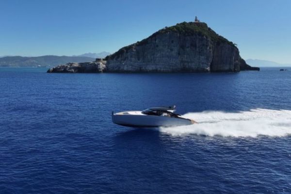 Centouno Navi Vespro, el volante de carreras para derrapar en el mar como un avin