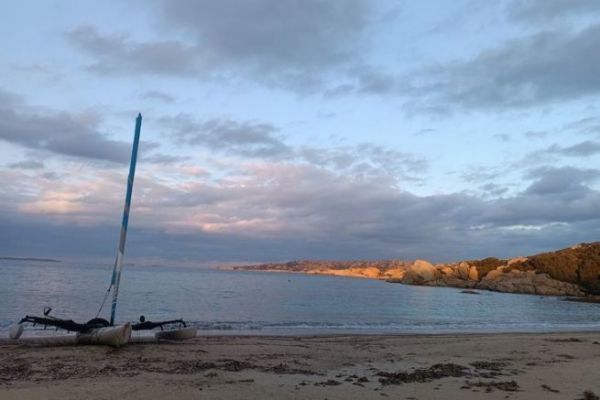 Violette a bordo de Passepartout: descubrir Cerdea en un trimarn de playa
